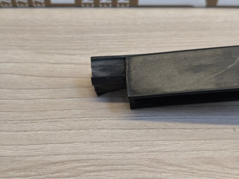 Направляющая стекла     двери