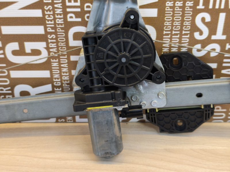 Стеклоподъемник    двери