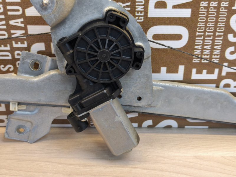 Стеклоподъемник    двери