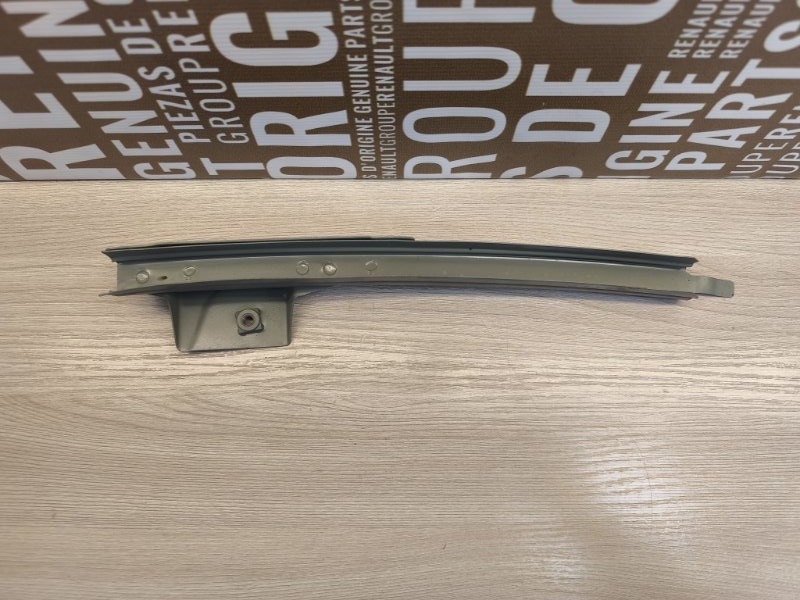 Направляющая стекла двери