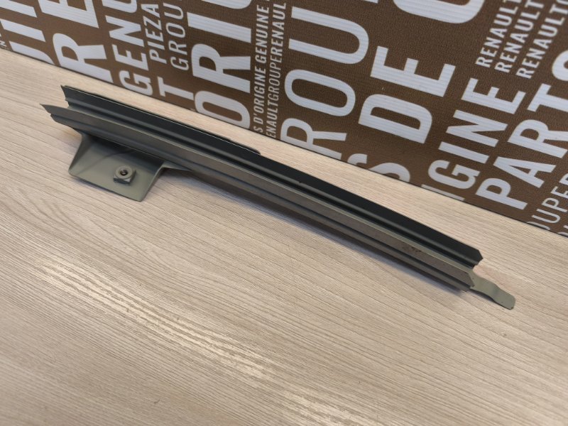 Направляющая стекла двери