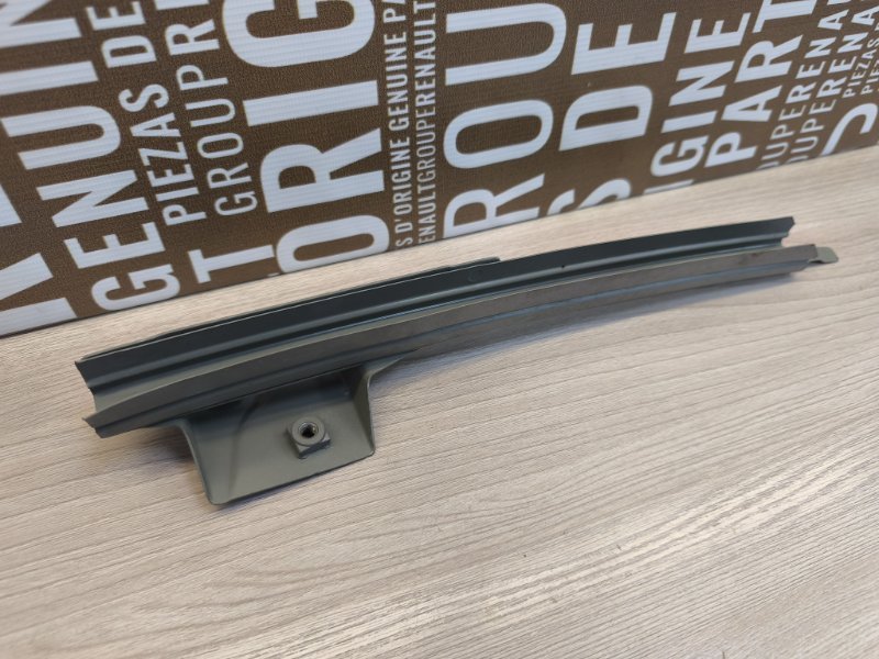 Направляющая стекла двери