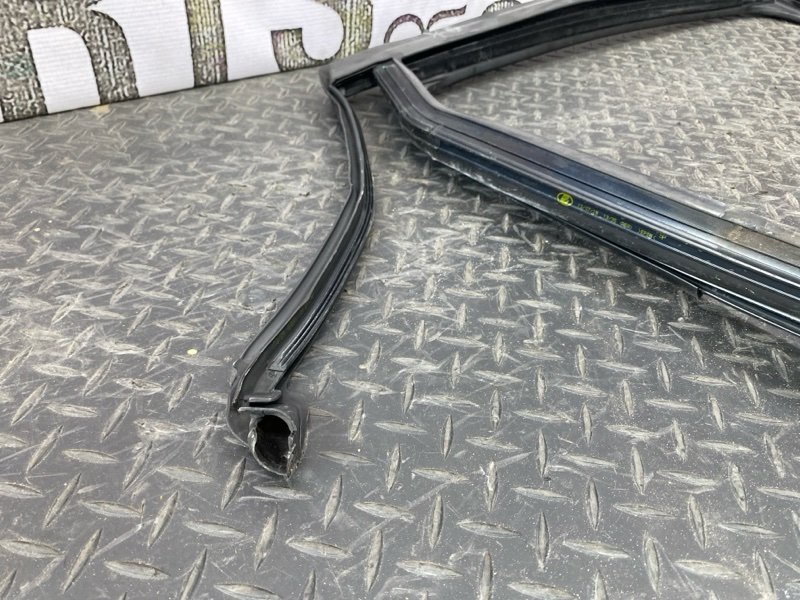 Уплотнитель рамки двери