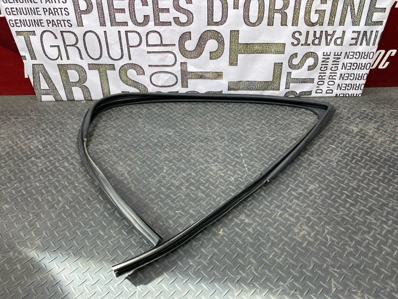 Уплотнитель стекла      двери