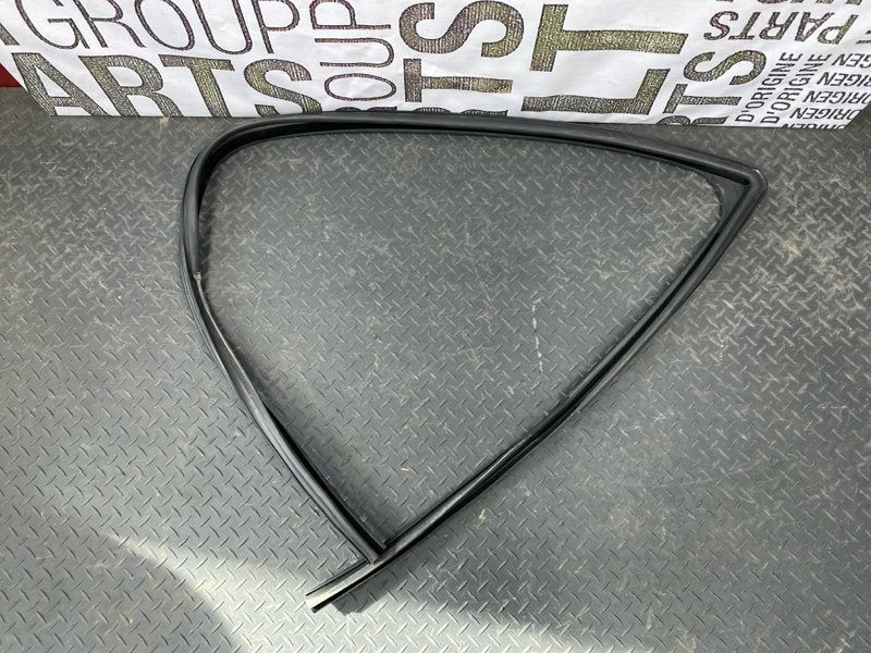 Уплотнитель стекла      двери