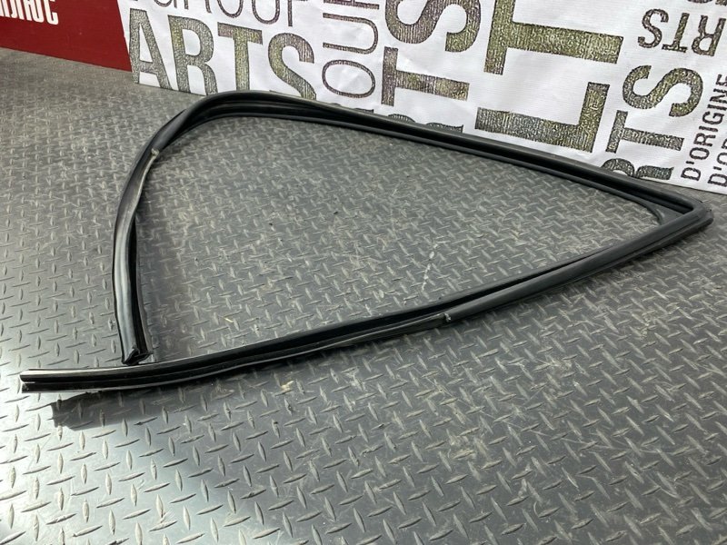 Уплотнитель стекла      двери