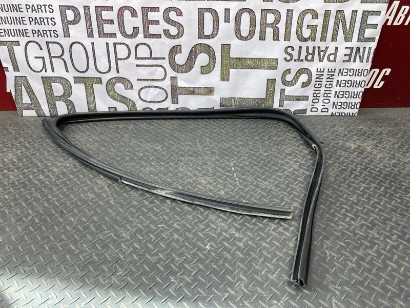 Уплотнитель стекла      двери