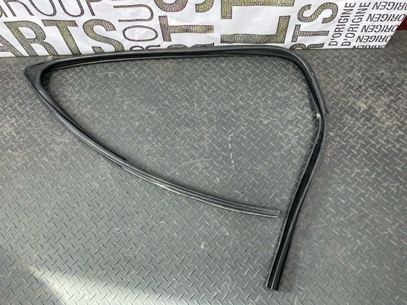 Уплотнитель стекла      двери