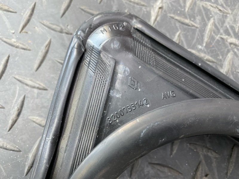 Уплотнитель стекла      двери