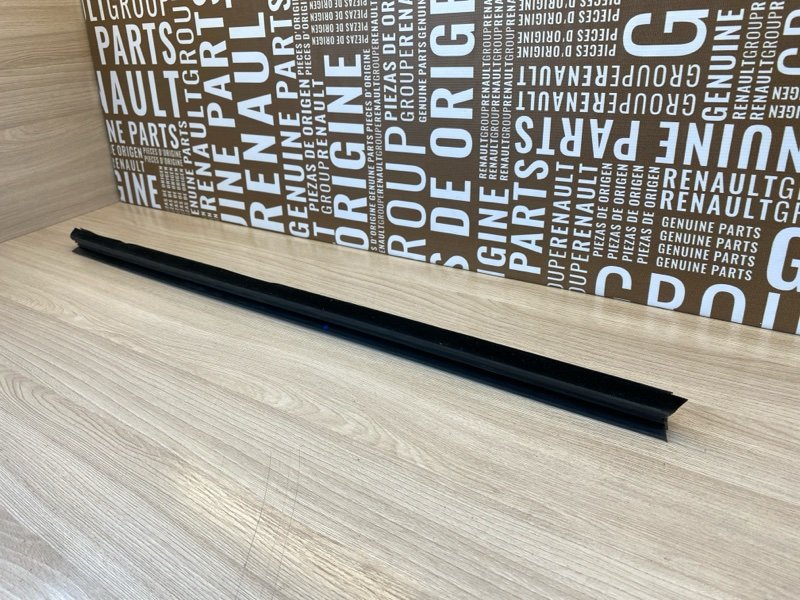 Уплотнитель стекла      двери