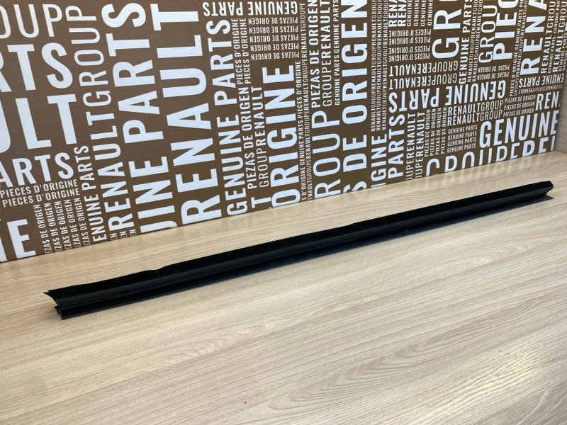 Уплотнитель стекла      двери