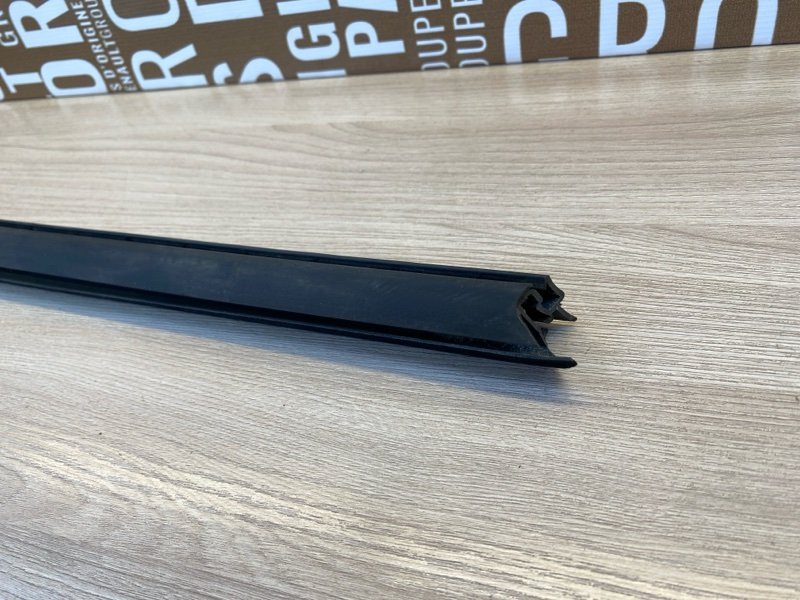 Уплотнитель стекла      двери