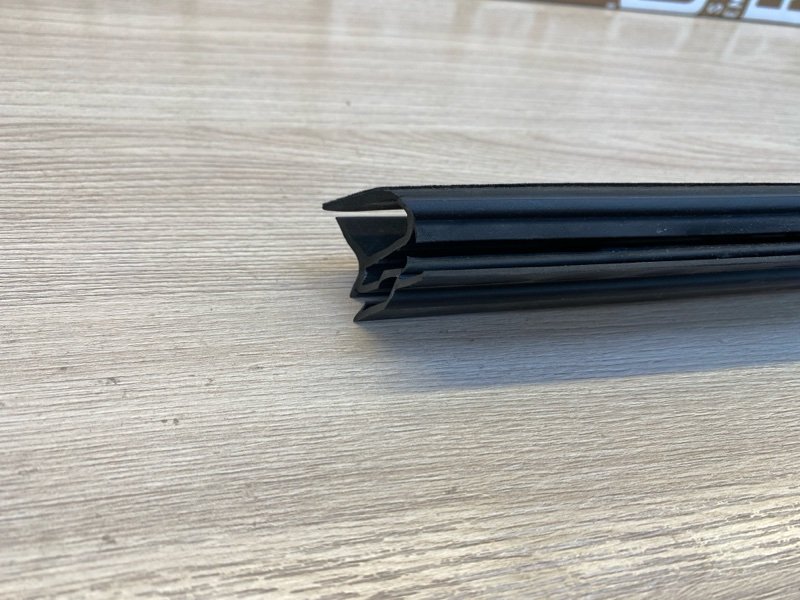 Уплотнитель стекла      двери