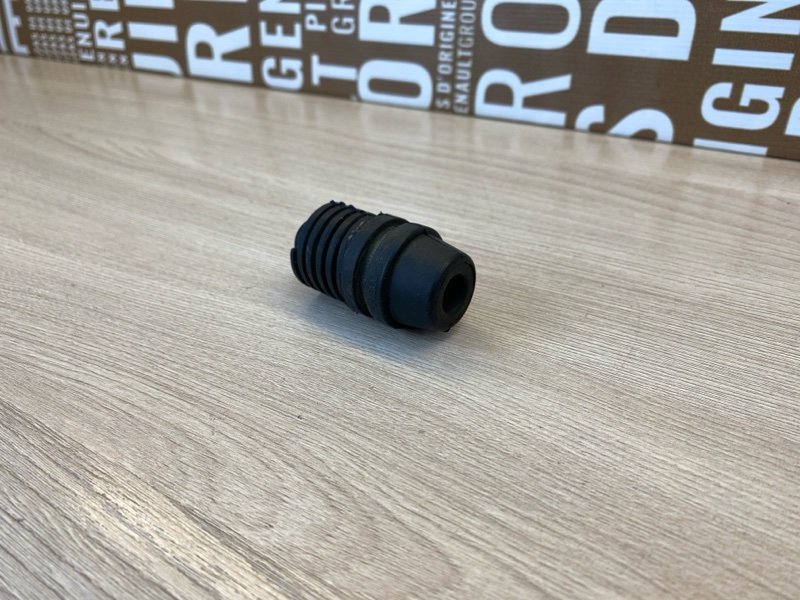 Отбойник капота