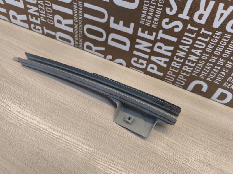 Направляющая стекла     двери