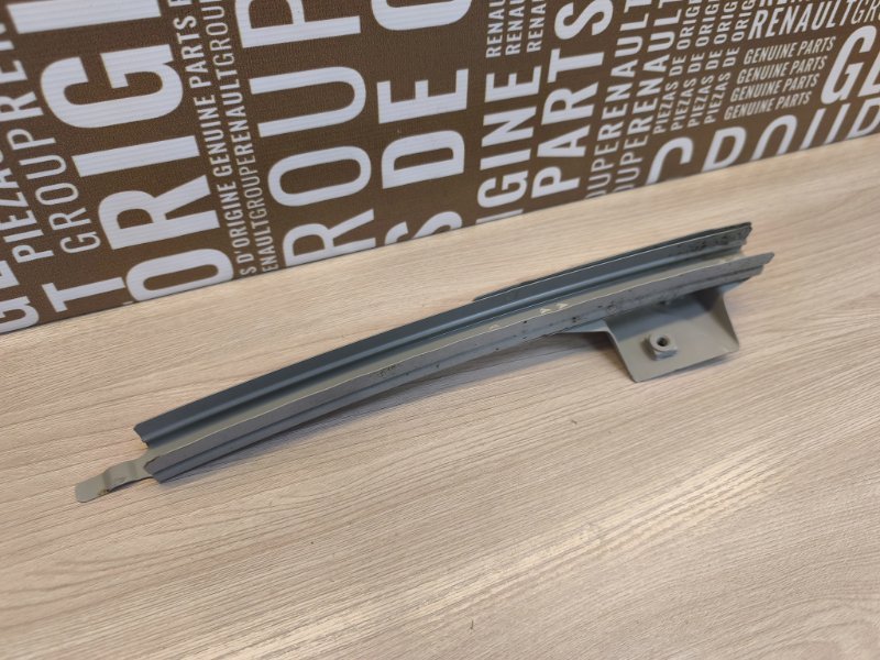 Направляющая стекла     двери