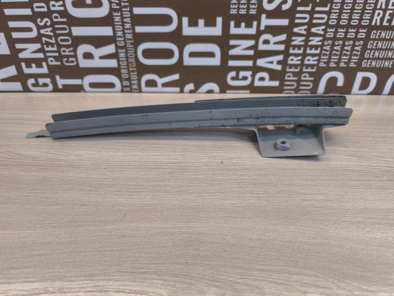 Направляющая стекла     двери