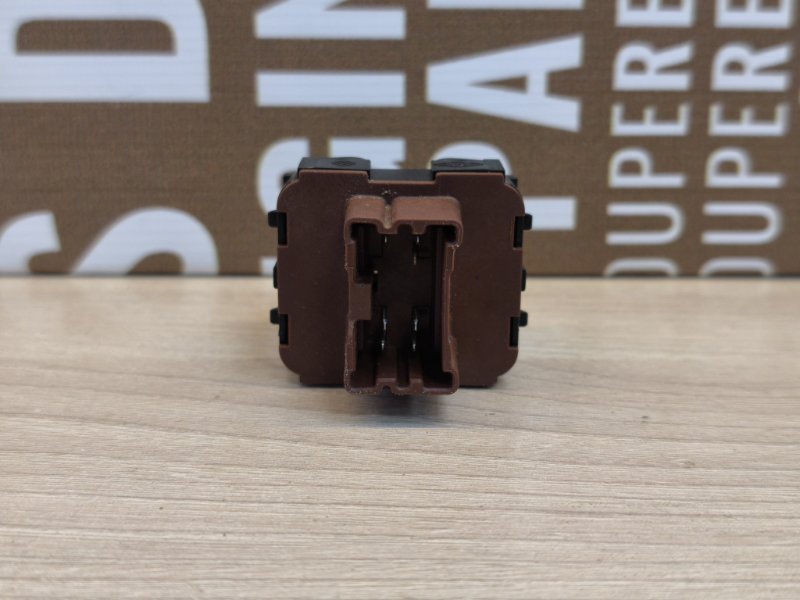 Кнопка стеклоподъемника