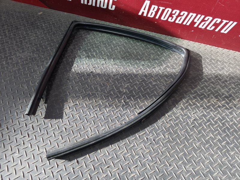 Уплотнитель стекла      двери