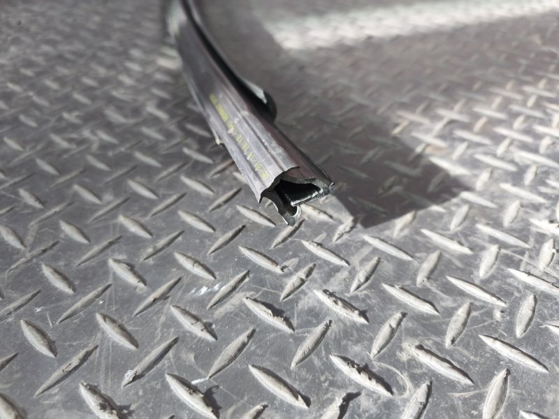 Уплотнитель стекла      двери