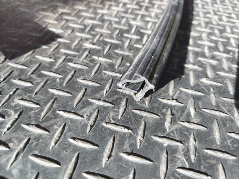 Уплотнитель стекла      двери