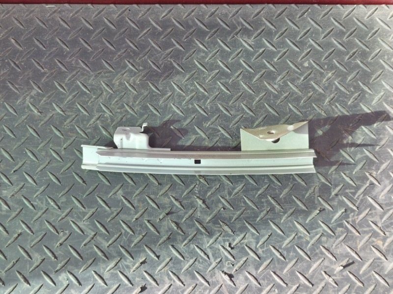 Направляющая стекла двери