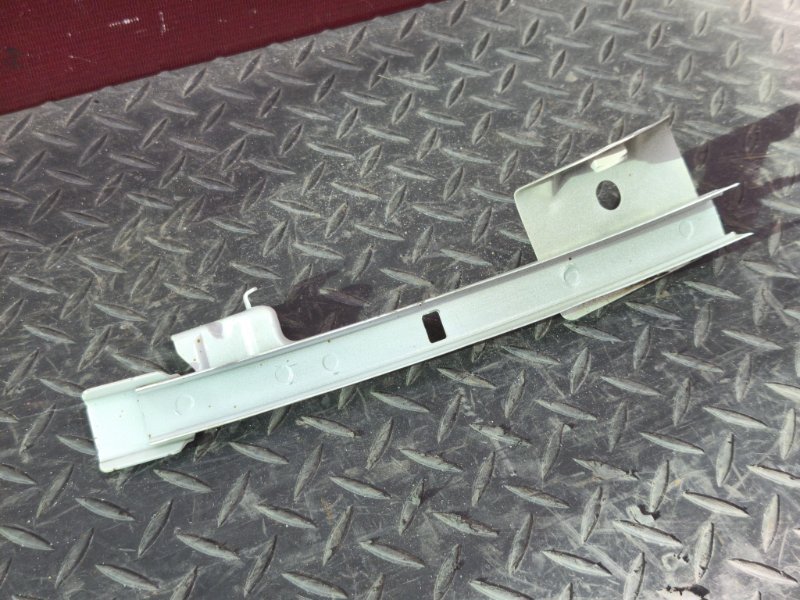 Направляющая стекла двери