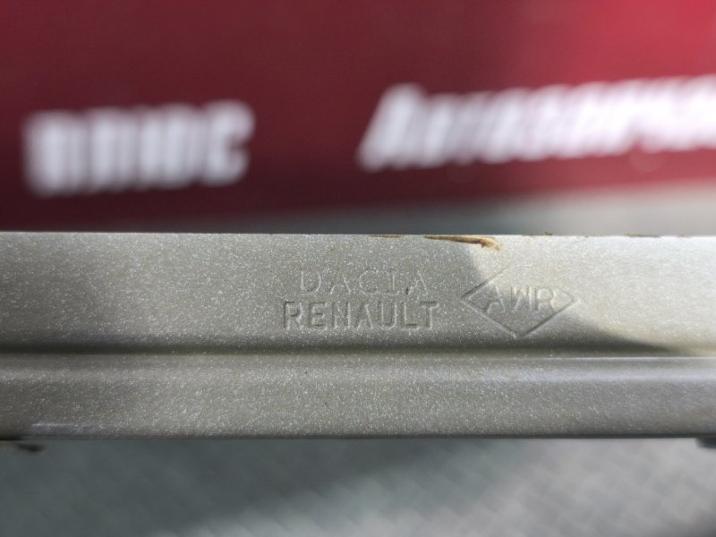 Направляющая стекла двери