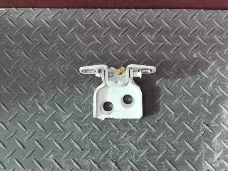 Петля двери