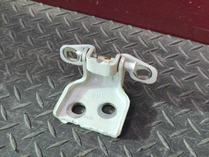 Петля двери