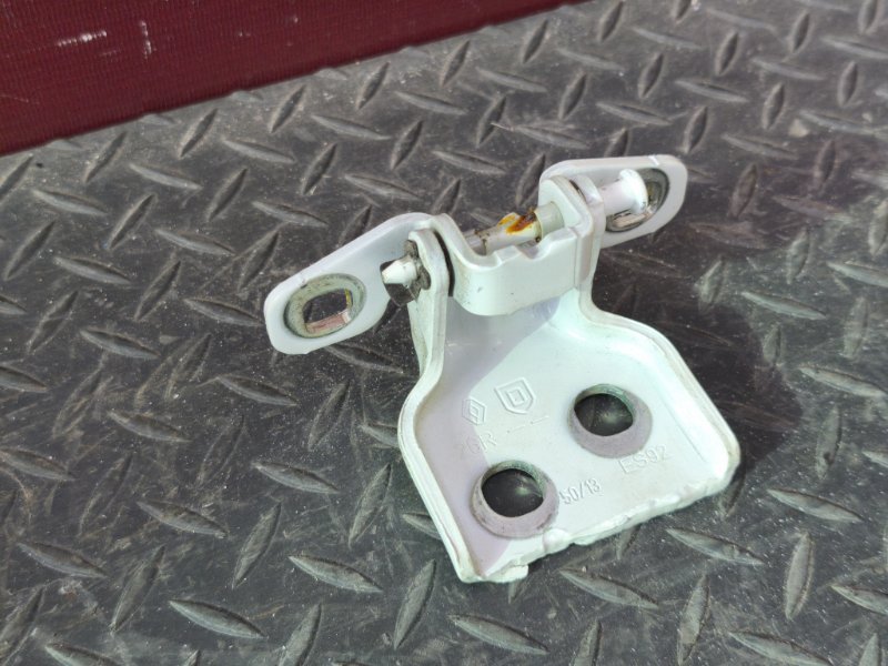 Петля двери