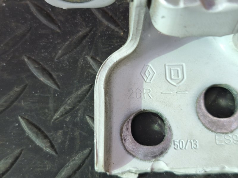 Петля двери