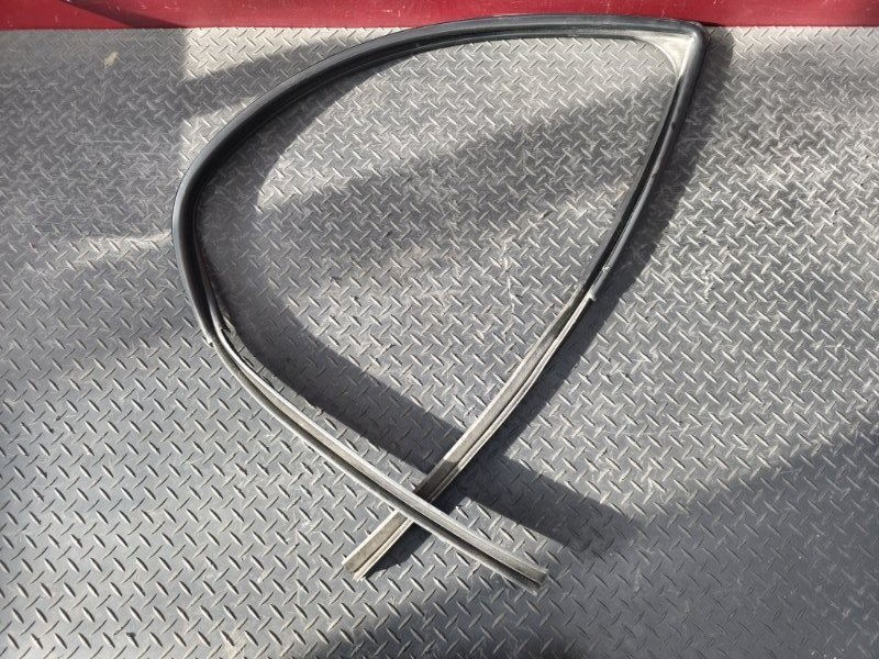 Уплотнитель стекла двери