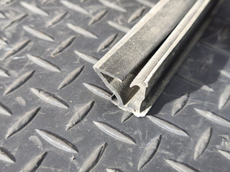 Уплотнитель стекла двери