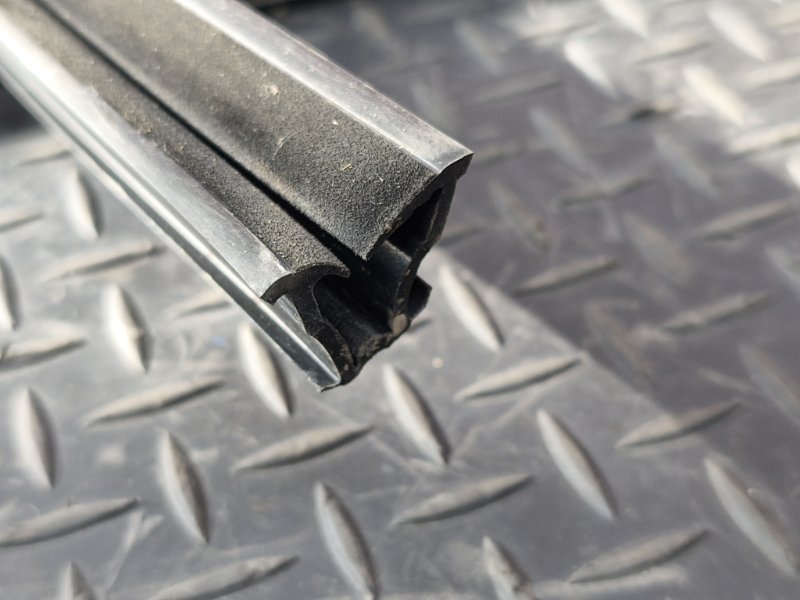 Уплотнитель стекла двери