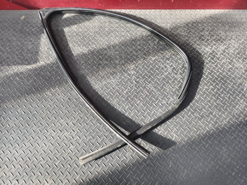 Уплотнитель стекла двери