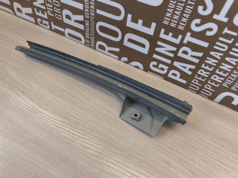 Направляющая стекла     двери