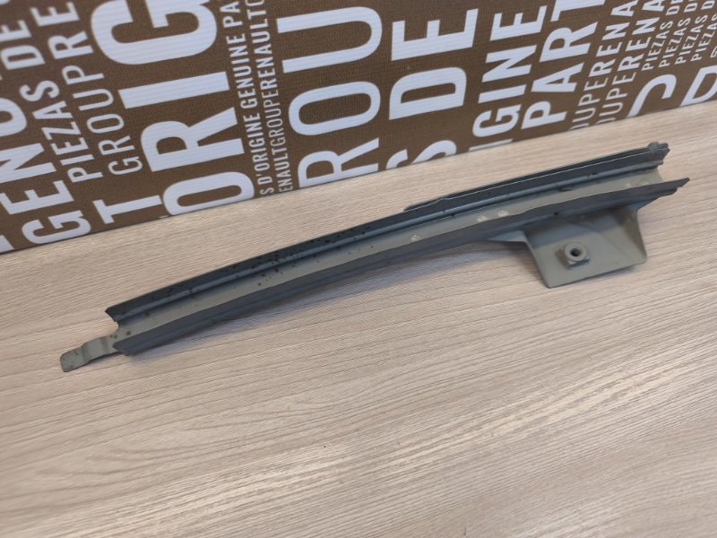 Направляющая стекла     двери