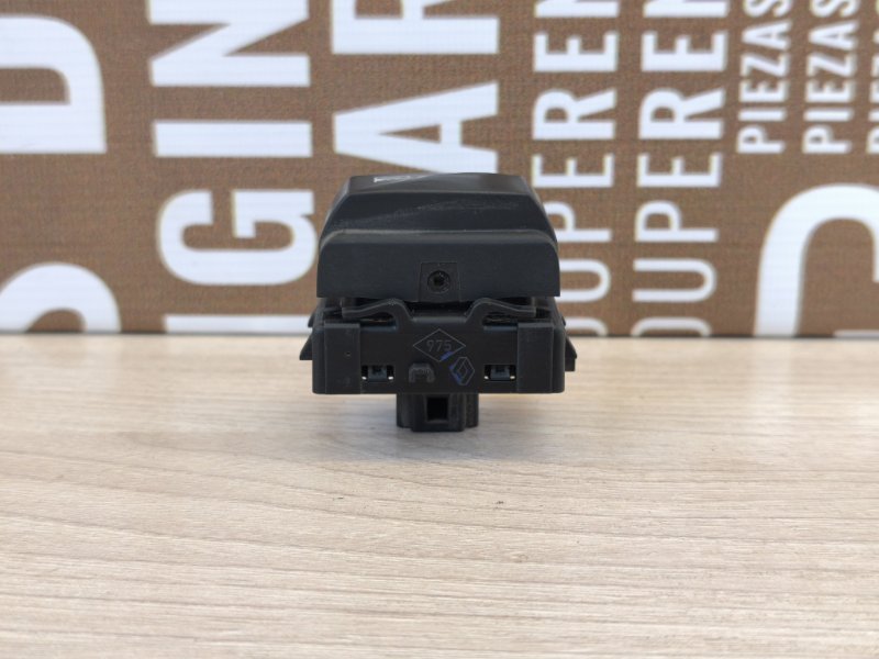 Кнопка блокировки стеклоподъемников