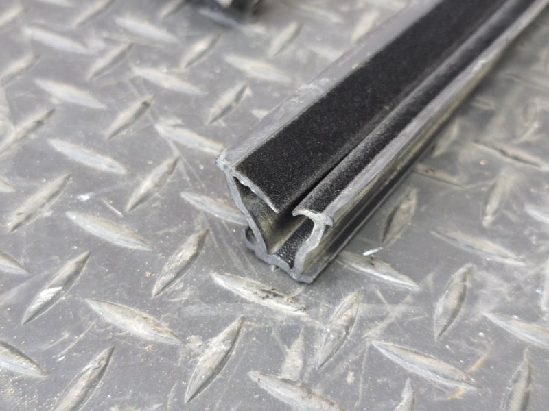 Уплотнитель стекла двери