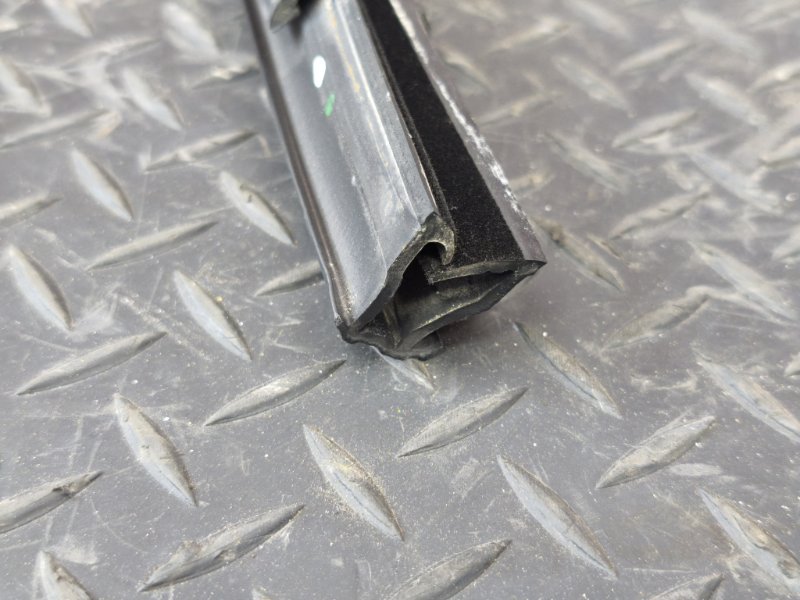 Уплотнитель стекла двери