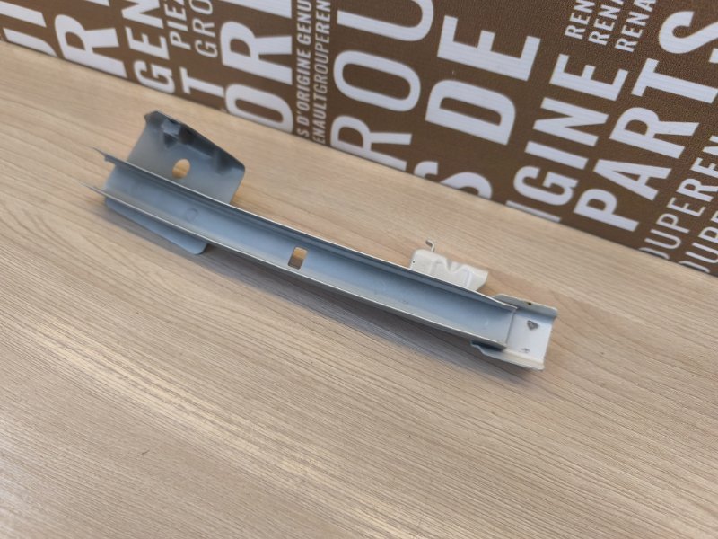 Направляющая стекла     двери