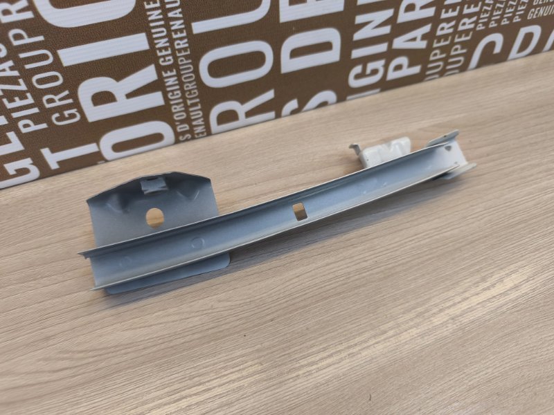 Направляющая стекла     двери