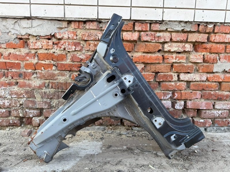 Передняя стойка кузова