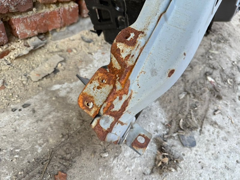 Передняя стойка кузова