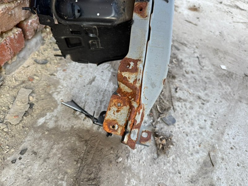 Передняя стойка кузова