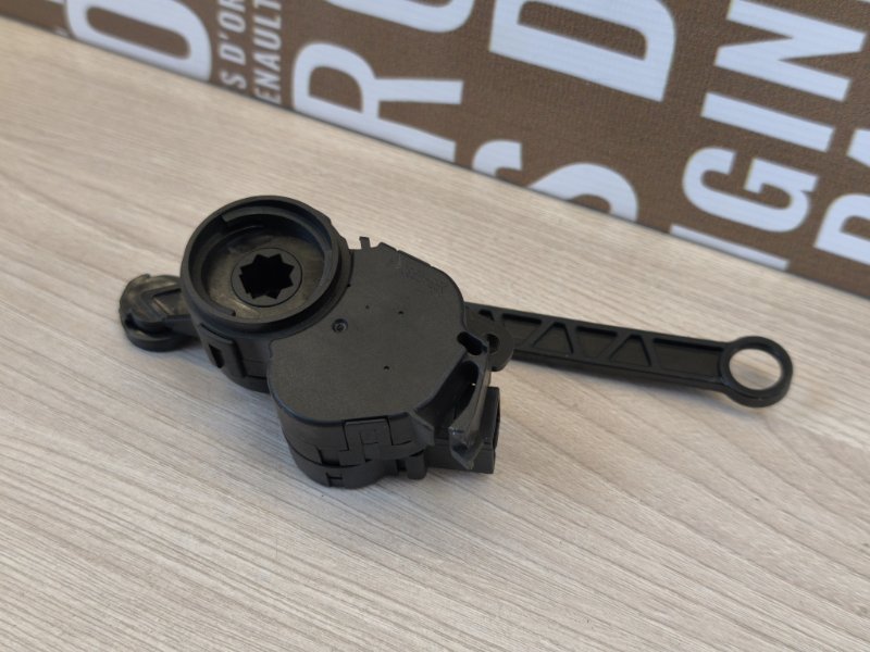 Сервопривод заслонки печки