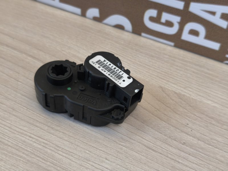 Сервопривод заслонки печки