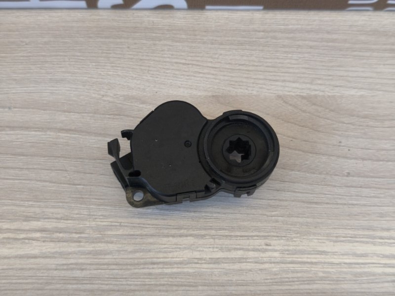 Сервопривод заслонки печки