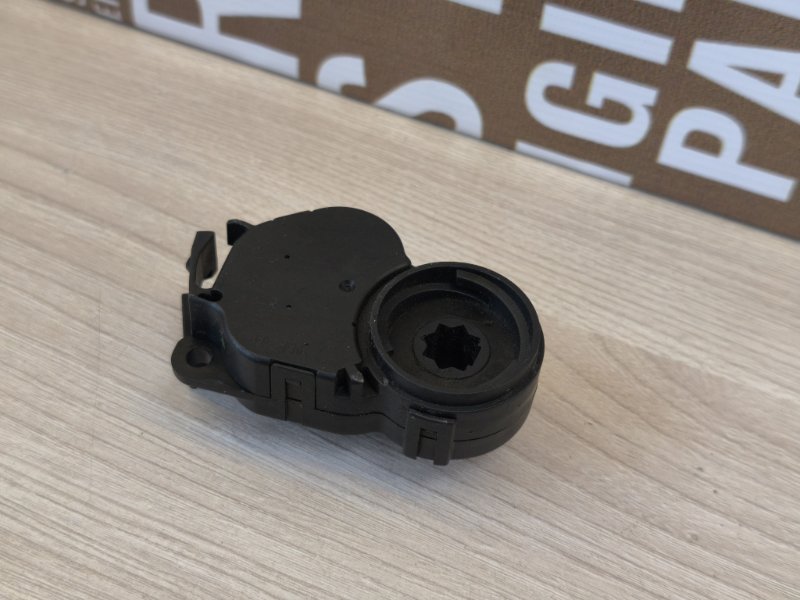 Сервопривод заслонки печки